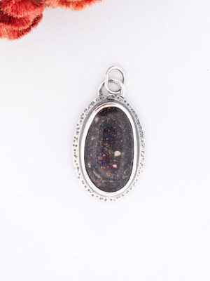 Collier en argent serti d'une Opale noire du Honduras avec des motifs de planètes