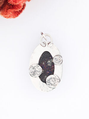 Collier en argent serti d'une Opale noire du Honduras avec des motifs de planètes