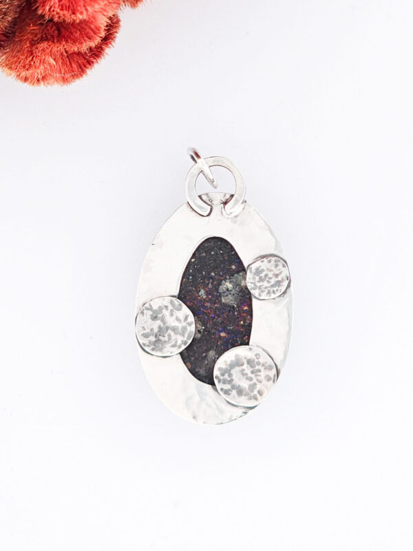 Collier en argent serti d'une Opale noire du Honduras avec des motifs de planètes