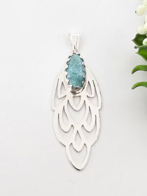 Collier en argent en forme de plume de paon serti d'un larimar