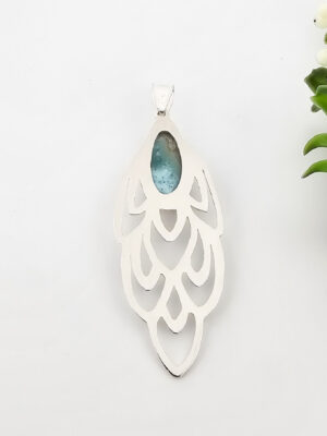 Arrière d'un collier en argent en forme de plume de paon serti d'un larimar