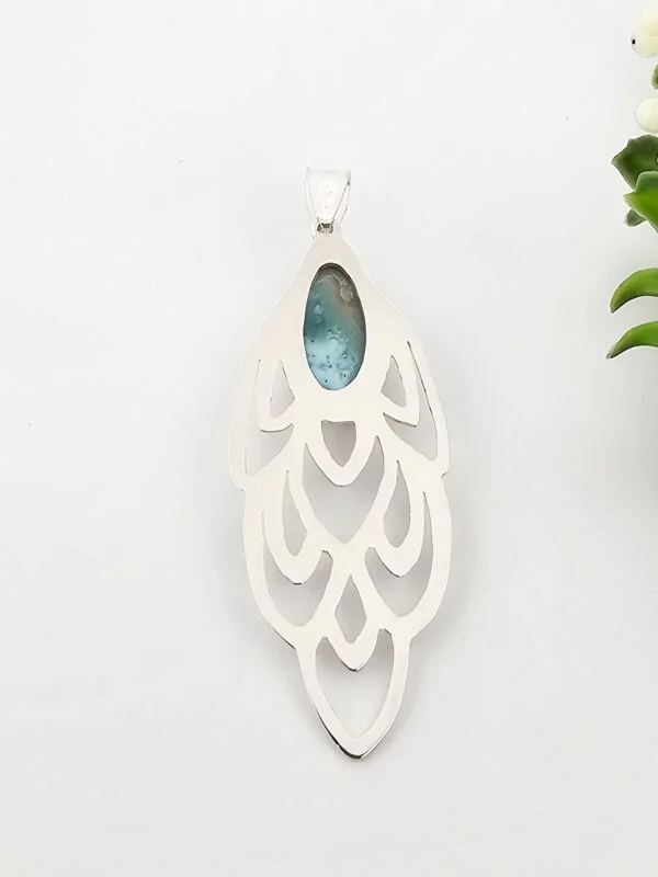 Arrière d'un collier en argent en forme de plume de paon serti d'un larimar