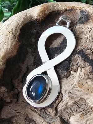 Collier en argent serti d'une labradorite en forme de signe de l'infini