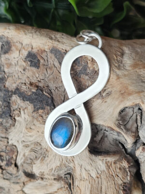 Collier en argent serti d'une labradorite en forme de signe de l'infini