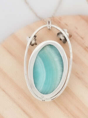 Arrière d'un collier en argent orné de fleurs serti d'une aragonite bleue