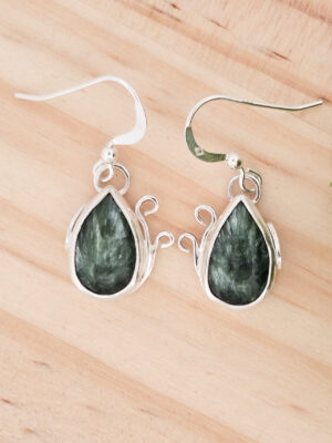 Boucles d'oreilles en argent serties de séraphinites sur le thème de la nature