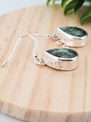 Boucles d'oreilles en argent serties de séraphinites sur le thème de la nature