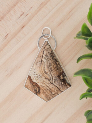 Collier serti d'un jaspe paysage en forme de losange