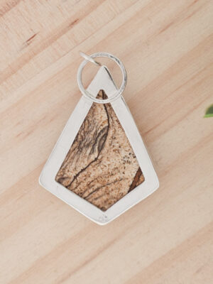 Arrière du collier serti d'un jaspe paysage en forme de losange