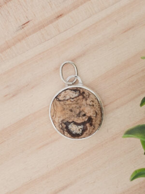 Collier avec un paysage de montagne