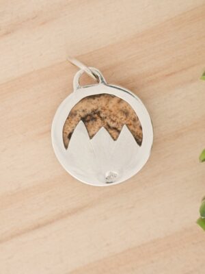 Collier avec un paysage de montagne