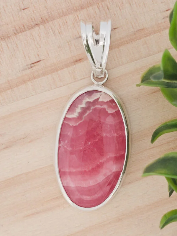 Collier en argent serti d'une rhodochrosite avec un motif de rose