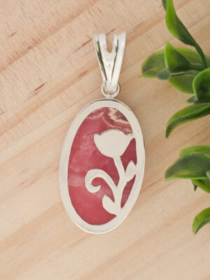 Collier en argent serti d'une rhodochrosite avec un motif de rose