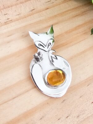 Collier en argent en forme de renard serti d'une Opale de feu