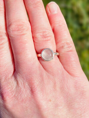 Bague en argent sertie d'un quartz rose avec un motif de coeur