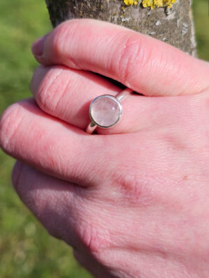 Bague en argent sertie d'un quartz rose