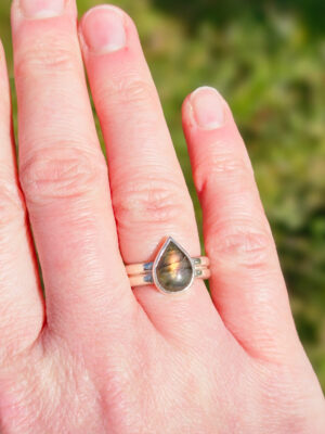 Bague en argent sertie d'une labradorite en forme de goutte