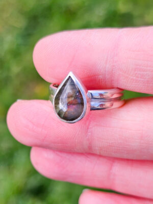 Bague en argent sertie d'une labradorite en forme de goutte