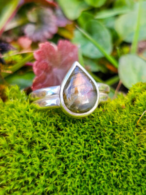 Bague en argent sertie d'une labradorite en forme de goutte