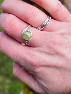 Bague en argent sertie d'une Opale verte de forme ronde