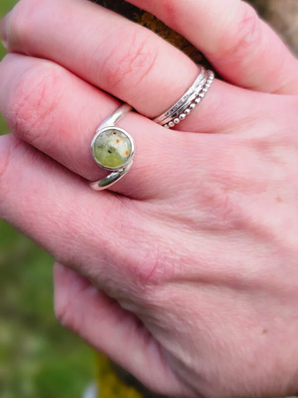 Bague en argent sertie d'une Opale verte de forme ronde