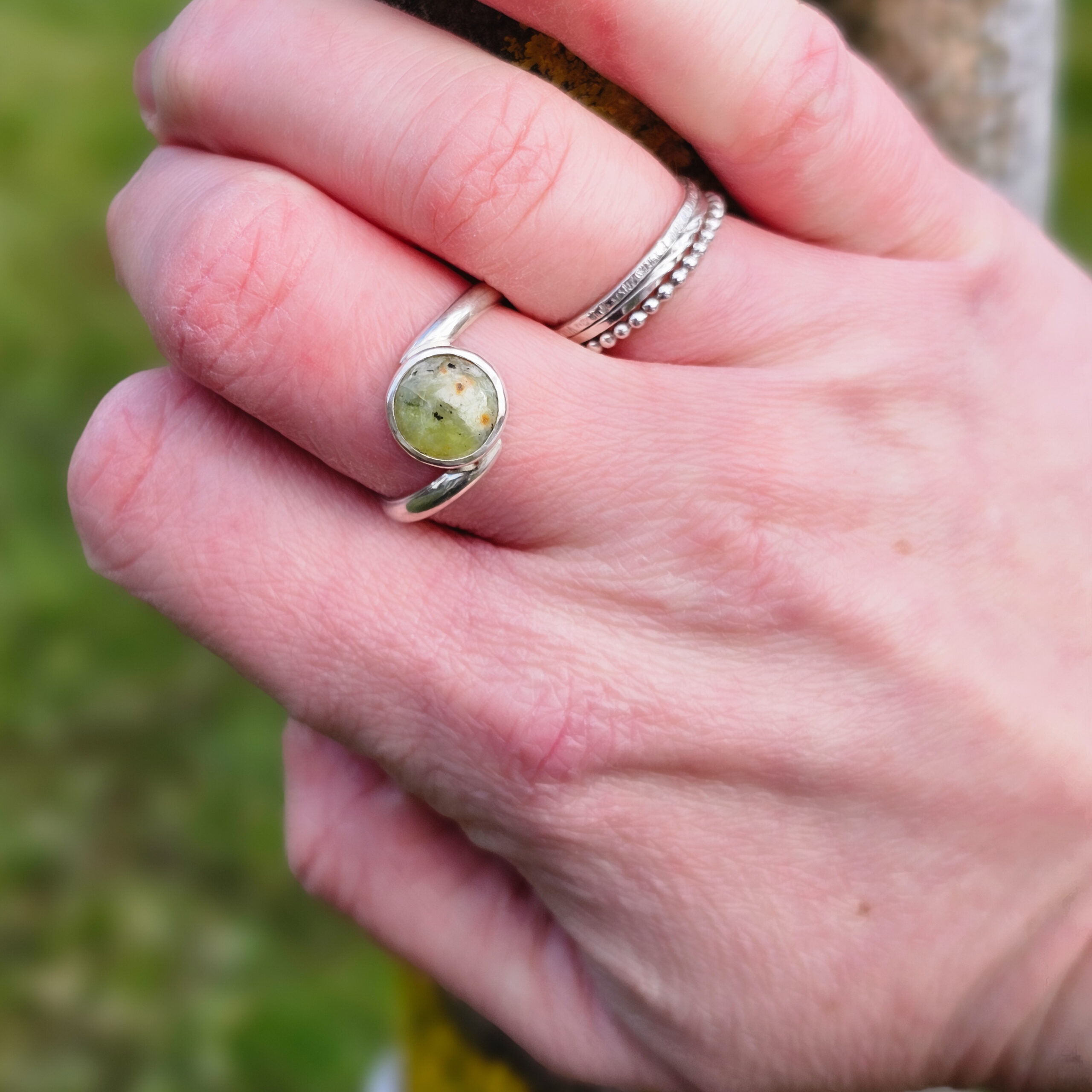 Bague en argent sertie d'une Opale verte de forme ronde