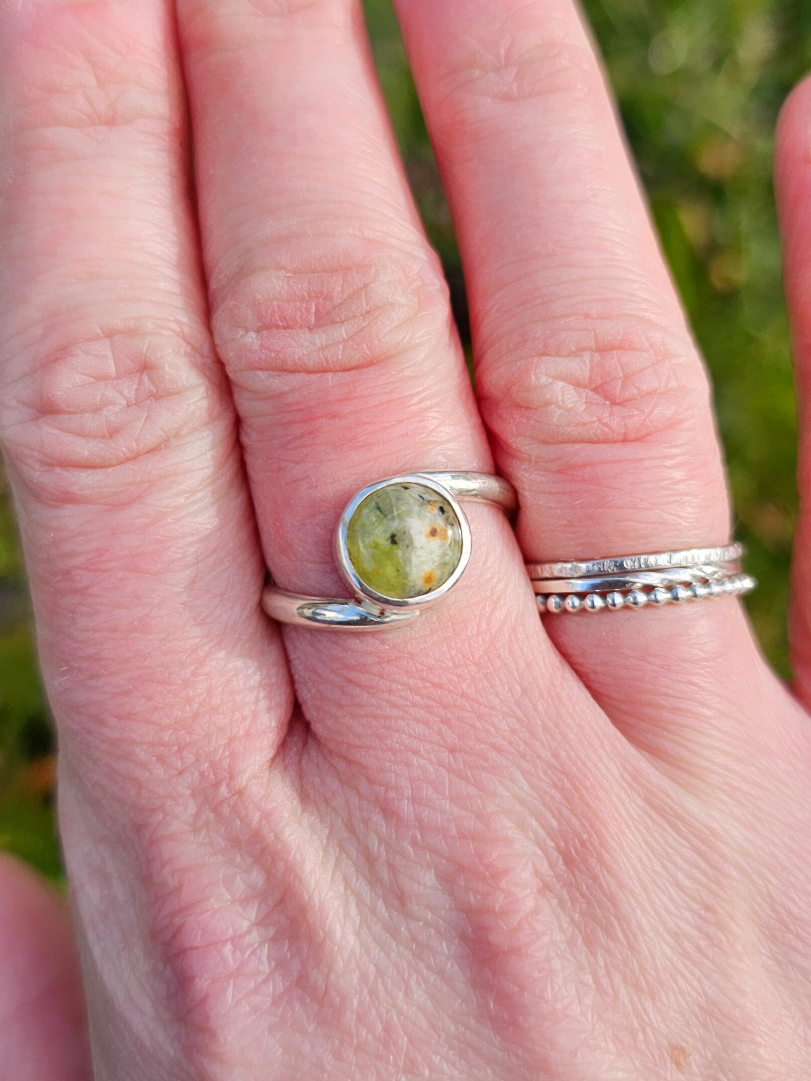 Bague en argent sertie d'une Opale verte de forme ronde