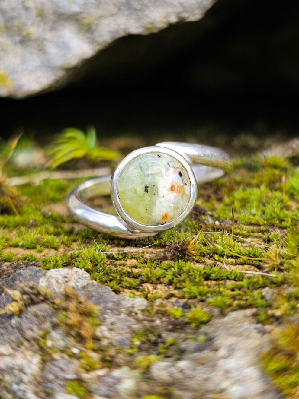 Bague en argent sertie d'une Opale verte de forme ronde