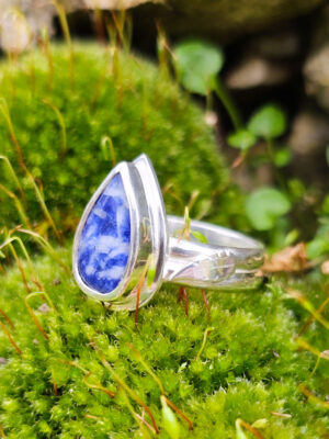 Bague en argent sertie d'une sodalite avec des plumes sur le côté