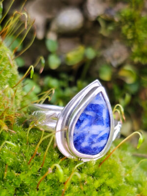 Bague en argent sertie d'une sodalite avec des plumes sur le côté