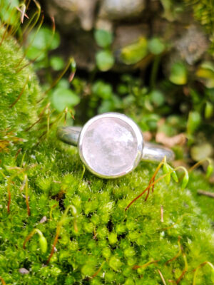 Bague en argent sertie d'un quartz rose