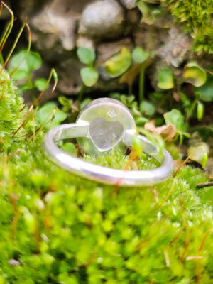 Bague en argent sertie d'un quartz rose avec un motif de coeur