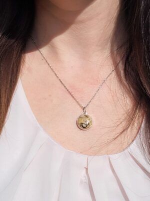 Collier en argent serti d'un jaspe paysage avec un motif de montagne