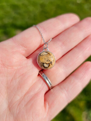 Collier en argent serti d'un jaspe paysage avec un motif de montagne