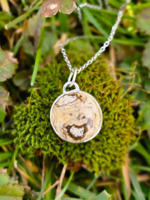 Collier en argent serti d'un jaspe paysage avec un motif de montagne