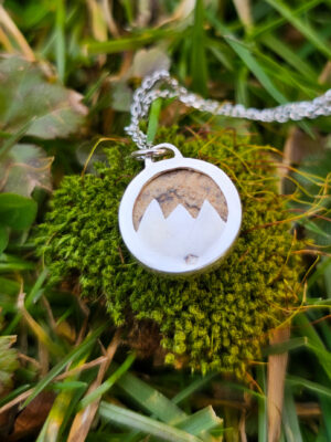 Collier en argent serti d'un jaspe paysage avec un motif de montagne