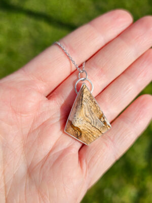 Collier serti d'un jaspe paysage en forme de losange