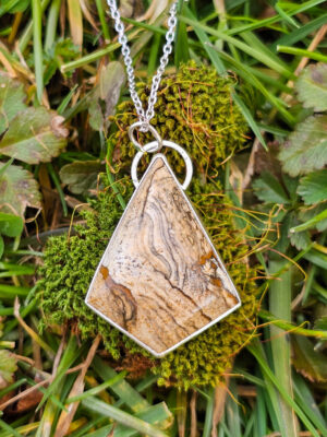 Collier serti d'un jaspe paysage en forme de losange