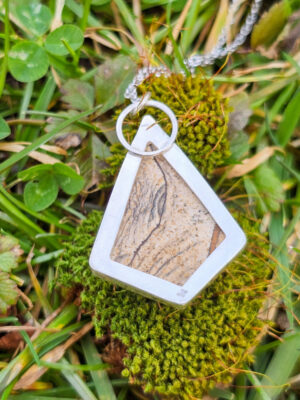 Arrière du collier serti d'un jaspe paysage en forme de losange