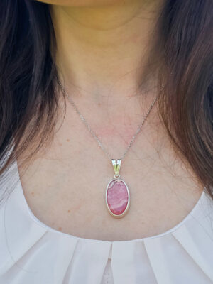 Collier en argent serti d'une rhodochrosite avec un motif de rose