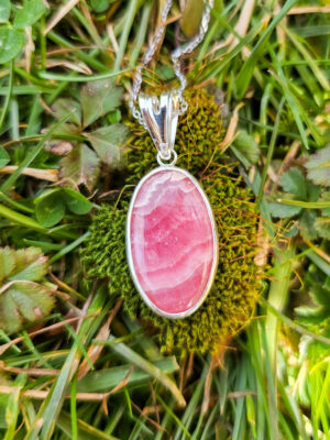 Collier en argent serti d'une rhodochrosite avec un motif de rose