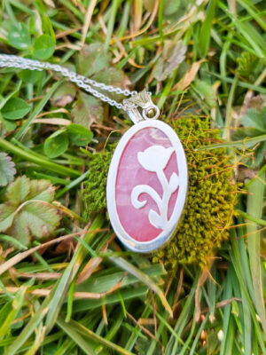 Collier en argent serti d'une rhodochrosite avec un motif de rose