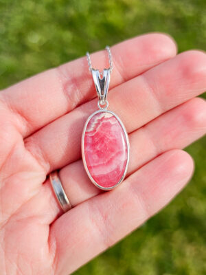 Collier en argent serti d'une rhodochrosite avec un motif de rose
