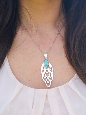 Collier en argent en forme de plume de paon serti d'un larimar