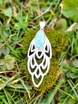 Collier en argent en forme de plume de paon serti d'un larimar