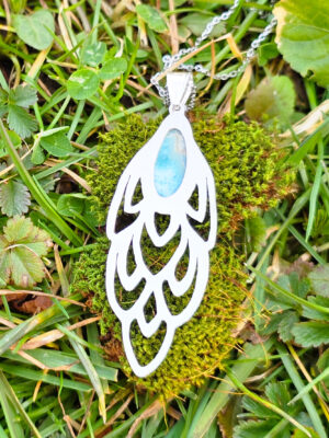 Collier en argent en forme de plume de paon serti d'un larimar