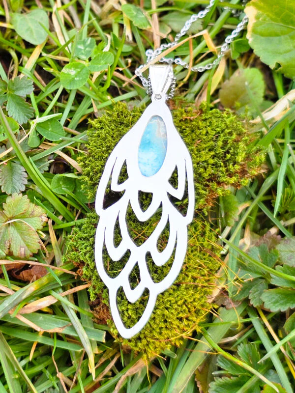 Collier en argent en forme de plume de paon serti d'un larimar