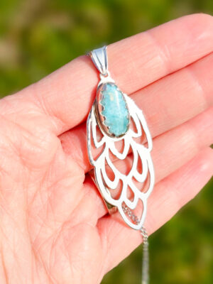 Collier en argent en forme de plume de paon serti d'un larimar