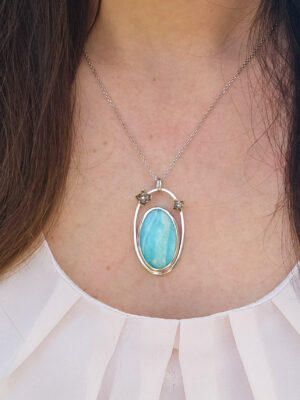 Collier en argent orné de fleurs serti d'une aragonite bleue