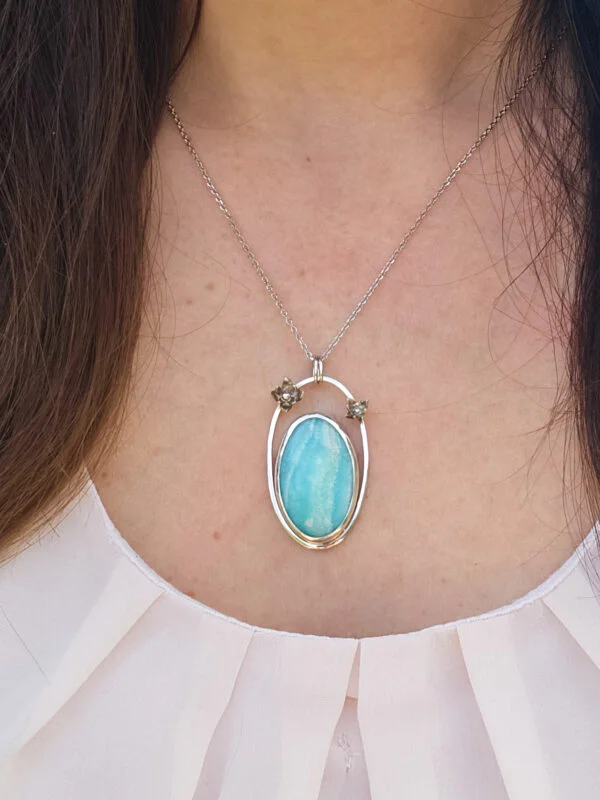 Collier en argent orné de fleurs serti d'une aragonite bleue